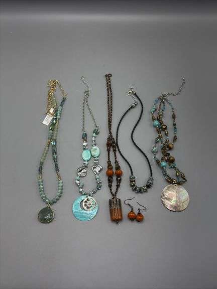 VARIETY OF BEADED AND TURQUOISE NECKLACES AND PAIR OF MATCHING EARRINGS
