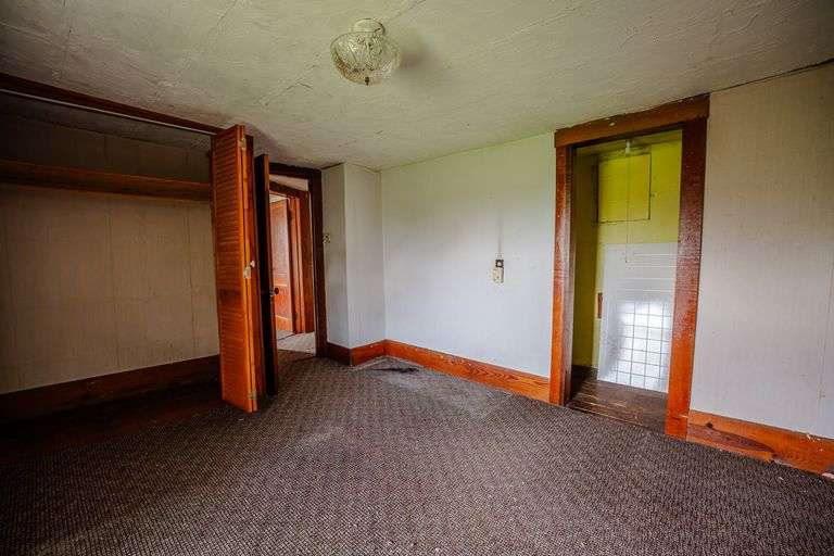 Home & Outbuildings, 5 Acres, 419 ft frontage