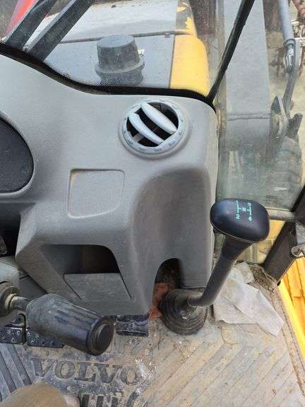 Volvo BL60 Backhoe Loader with extend-hoe