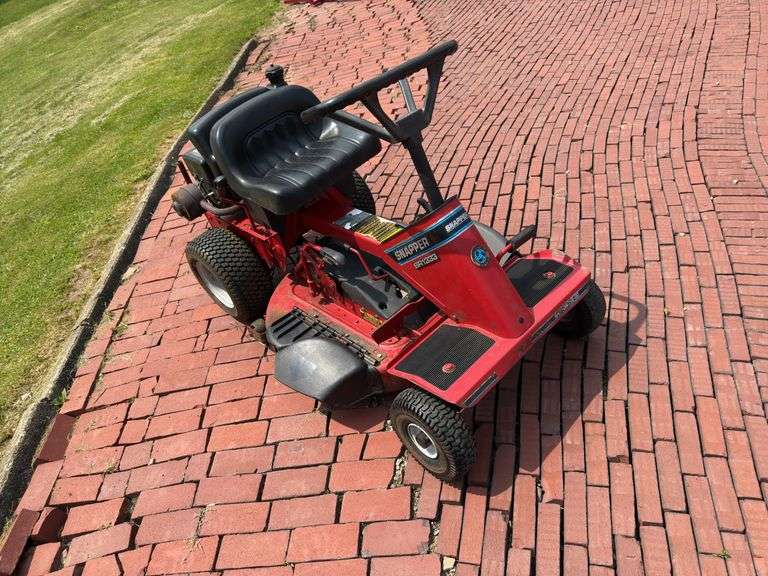 SNAPPER SR1333 33” RIDING MOWER WITH MULCHING KIT (13 HP BRIGGS & STRATTON)