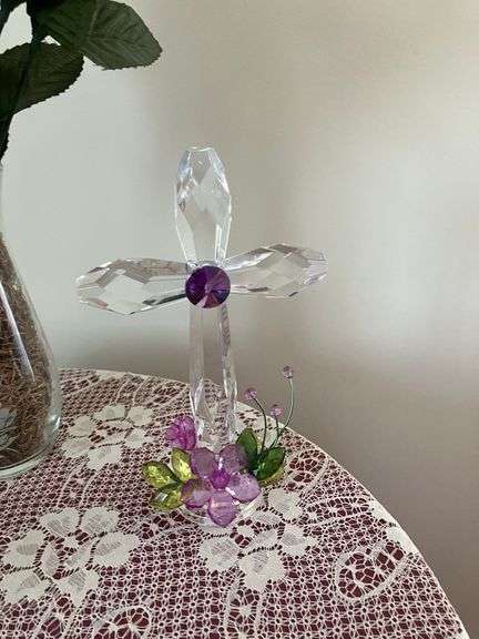 ROUND MDF-TOP TABLE WITH CONTENTS TABLE CLOTH, GLASSWARE, FLORAL DECOR, LAMPS, (ITEMS IN PHOTOS)