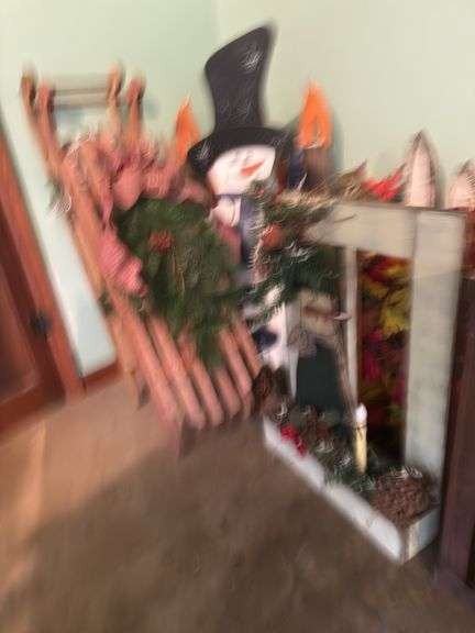 ASSORTMENT OF CHRISTMAS DECORATIONS