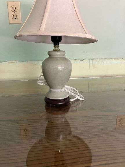 ROUND MDF-TOP TABLE WITH CONTENTS TABLE CLOTH, GLASSWARE, FLORAL DECOR, LAMPS, (ITEMS IN PHOTOS)