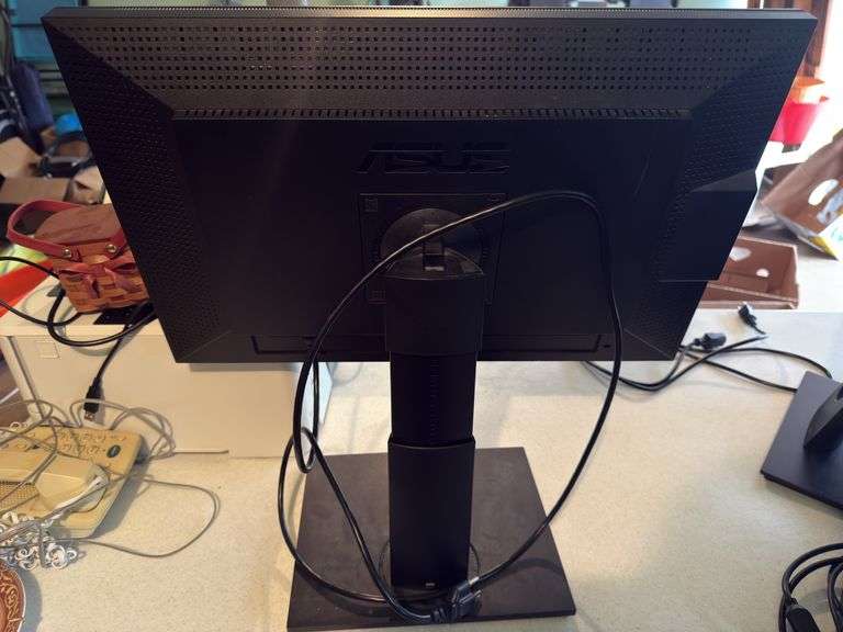 VARIETY OF COMPUTER MONITORS