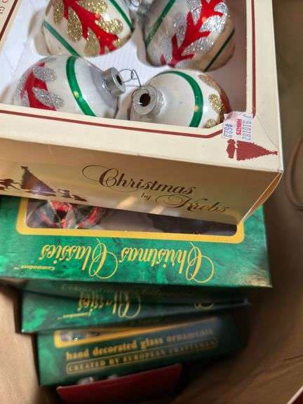 ASSORTMENT OF CHRISTMAS ITEMS: BAGS, WEEATH, ORNAMENTS, SIGNS AND MORE