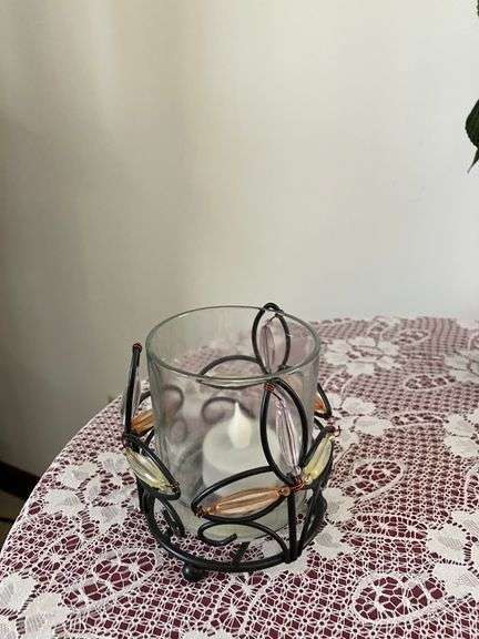 ROUND MDF-TOP TABLE WITH CONTENTS TABLE CLOTH, GLASSWARE, FLORAL DECOR, LAMPS, (ITEMS IN PHOTOS)
