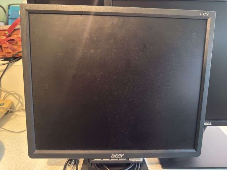 VARIETY OF COMPUTER MONITORS