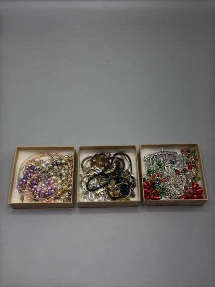 ASSORTMENT OF JEWELRY BRACELETS, NECKLACES, EARRINGS, BROOCHES