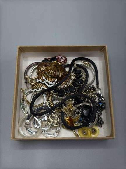 ASSORTMENT OF JEWELRY BRACELETS, NECKLACES, EARRINGS, BROOCHES