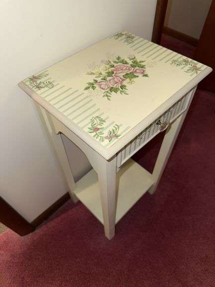 SMALL VINTAGE WOODEN ACCENT TABLE