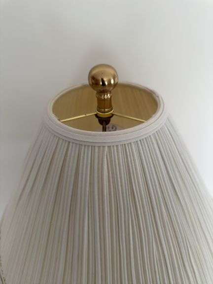 VINTAGE BRASS LAMP WIRH WOODEN BASE