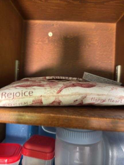 CONTENTS OF CABINET, PLASTIC FOOD STORAGE CONTAINERS