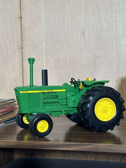METAL JOHN DEERE TRACTOR WITH WAGON