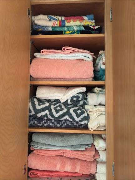 CONTENTS OF CABINET, TOWELS, WASHCLOTHS