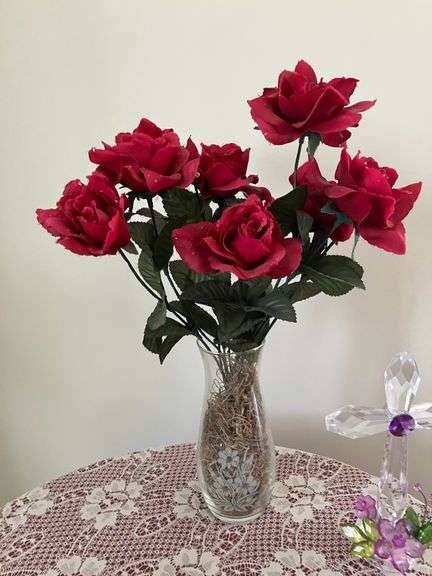 ROUND MDF-TOP TABLE WITH CONTENTS TABLE CLOTH, GLASSWARE, FLORAL DECOR, LAMPS, (ITEMS IN PHOTOS)