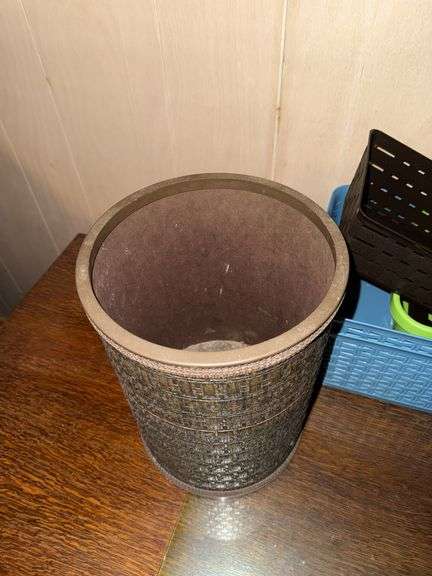 PLASTIC ORGANIZER BASKETS AND PAIR OF WASTE BINS