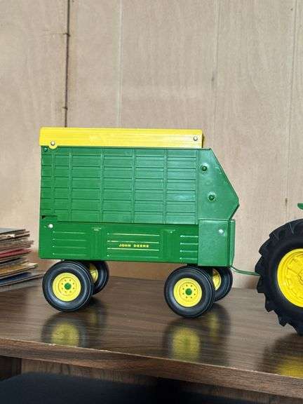 METAL JOHN DEERE TRACTOR WITH WAGON