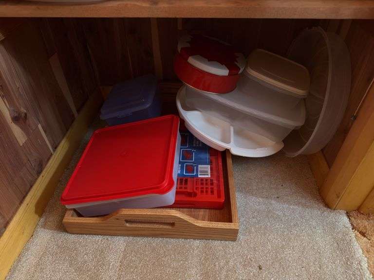 ASSORTMENT OF FOOD STORAGE CONTAINERS AND TRAYS