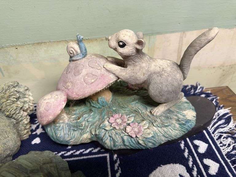 DECORATIVE LOT ANIMAL FIGURINES