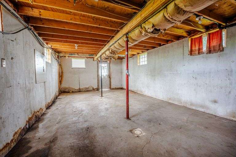Home & Outbuildings, 5 Acres, 419 ft frontage