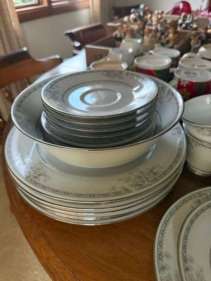 SILK GARLAND “LEGENDARY BY NORITAKE” SRI LANKA CHINA SET WITH 8 PLACE GOBLETS