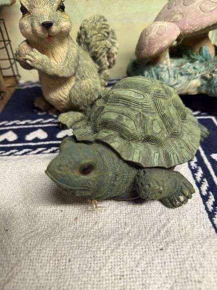 DECORATIVE LOT ANIMAL FIGURINES