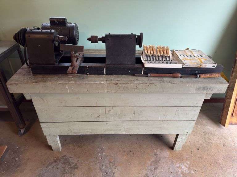 HOMEMADE WORKING LATHE WITH WOOD TURNING CHISEL SET (PALLET MAKES WORK TABLE THAT GOES OVER CENTER R