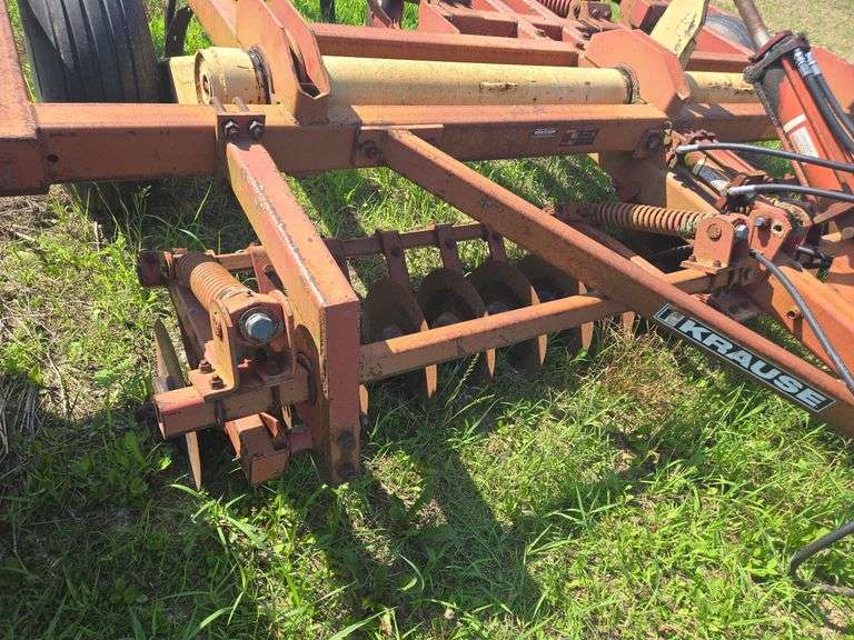 Krause 2889 9-shank chisel plow w/ leveling harrow