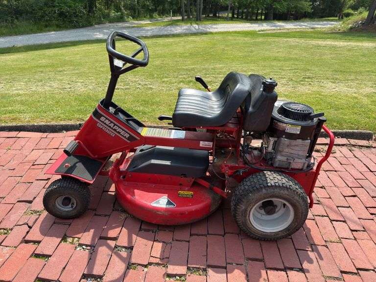 SNAPPER SR928 28” RIDING MOWER (10 HP BRIGGS & STRATTON)