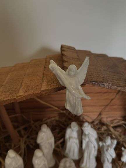 CHRISTMAS NATIVITY SCENE PORCELAIN FIGURINES AND WOODEN STABLE