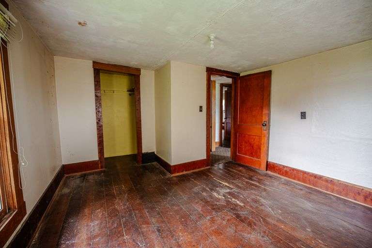 Home & Outbuildings, 5 Acres, 419 ft frontage