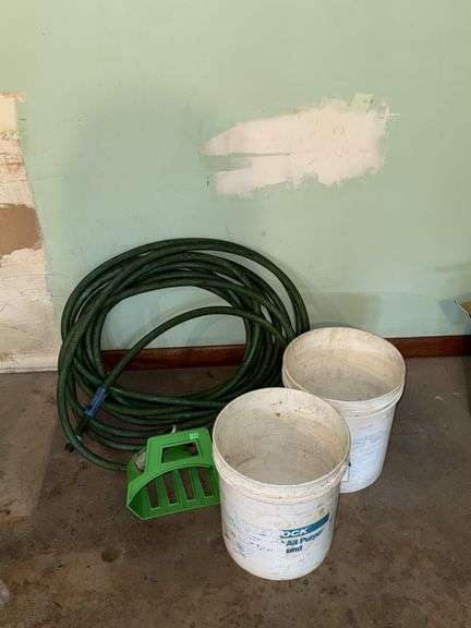 GARDEN HOSE, NOZZLE AND HOLDER WITH 2 FIVE GALLON BUCKETS