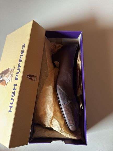 CONTENTS OF SHELVING: SHOES NEW IN BOXES
