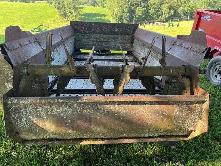 New Idea 217 PTO manure spreader