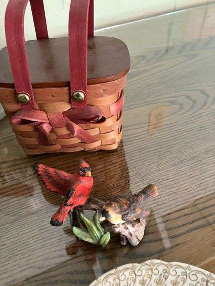 VARIETY OF SMALL BASKETS, PLATES AND DECOR