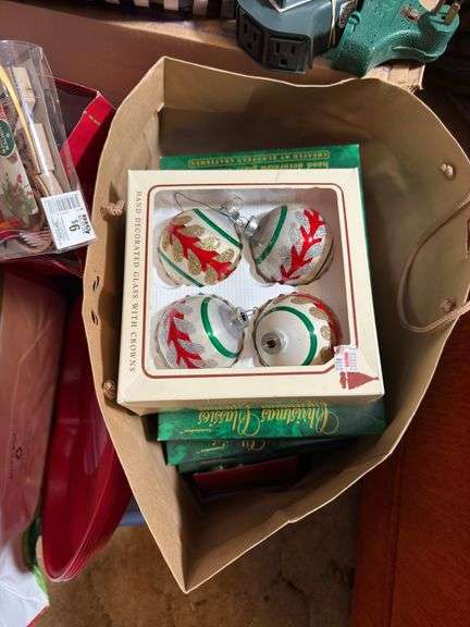 ASSORTMENT OF CHRISTMAS ITEMS: BAGS, WEEATH, ORNAMENTS, SIGNS AND MORE
