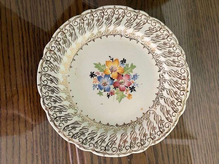 VARIETY OF SMALL BASKETS, PLATES AND DECOR