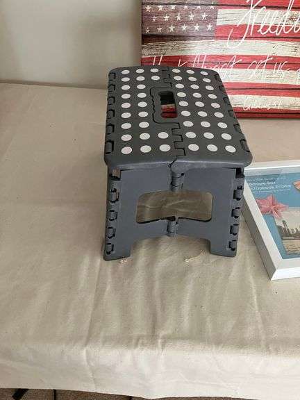 STEP STOOL, DECOR PLATE, WALL ART