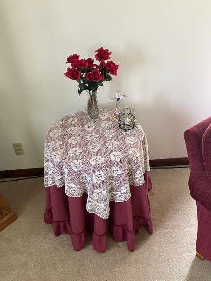 ROUND MDF-TOP TABLE WITH CONTENTS TABLE CLOTH, GLASSWARE, FLORAL DECOR, LAMPS, (ITEMS IN PHOTOS)