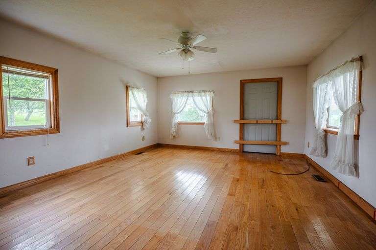 Home & Outbuildings, 5 Acres, 419 ft frontage