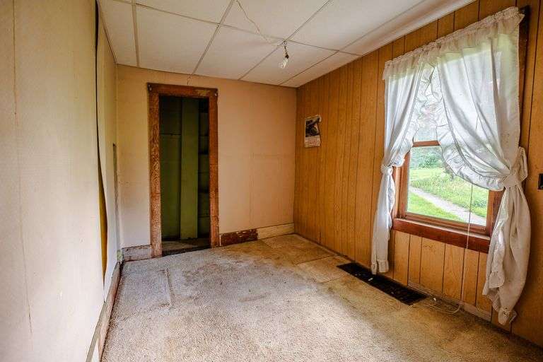 Home & Outbuildings, 5 Acres, 419 ft frontage