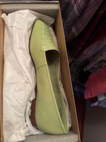 CONTENTS OF SHELF: SHOES NEW IN BOXES