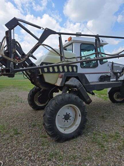 Melroe 3430 Spra-coupe sprayer