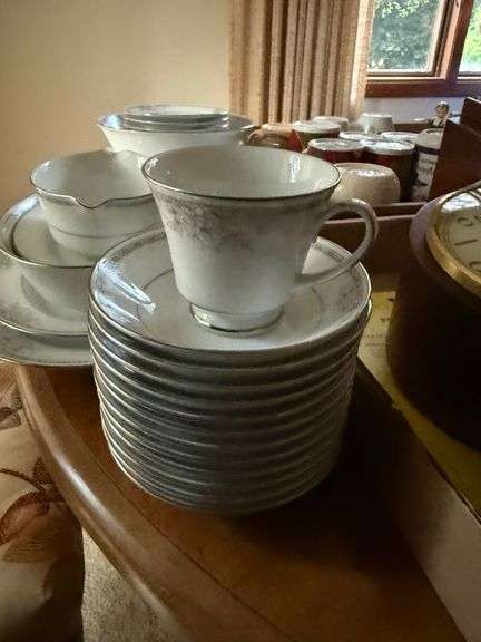 SILK GARLAND “LEGENDARY BY NORITAKE” SRI LANKA CHINA SET WITH 8 PLACE GOBLETS