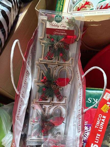 ASSORTMENT OF CHRISTMAS ITEMS: BAGS, WEEATH, ORNAMENTS, SIGNS AND MORE