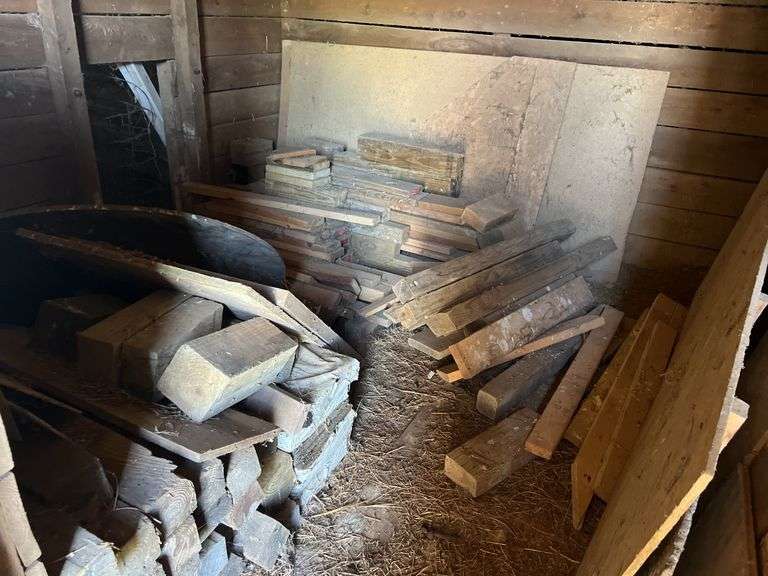 Contents of the Stall - Misc Wood