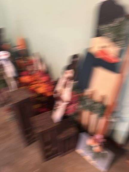 ASSORTMENT OF CHRISTMAS DECORATIONS
