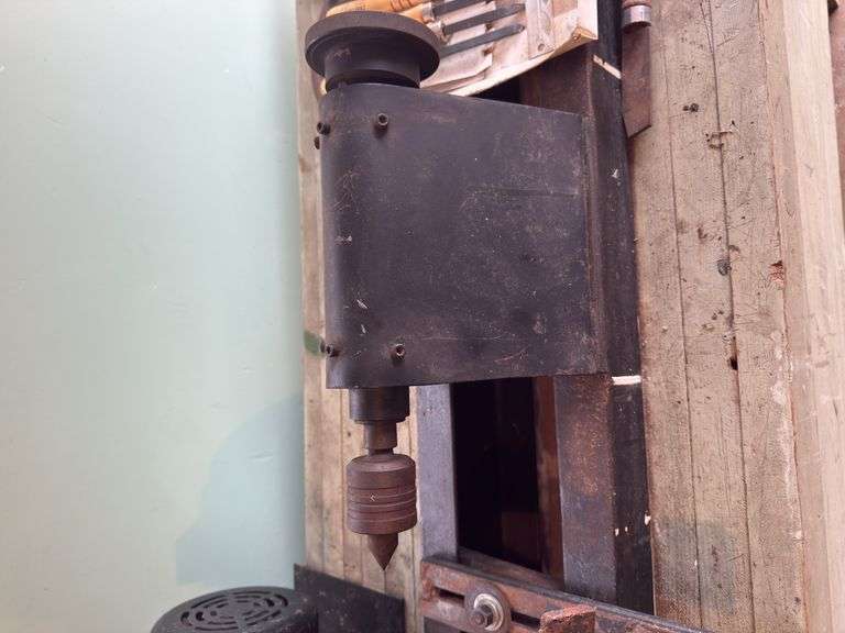 HOMEMADE WORKING LATHE WITH WOOD TURNING CHISEL SET (PALLET MAKES WORK TABLE THAT GOES OVER CENTER R