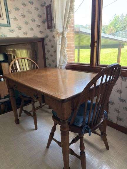 SOLID OAK KITCHEN TABLE WITH 2 MATCHING CHAIRS