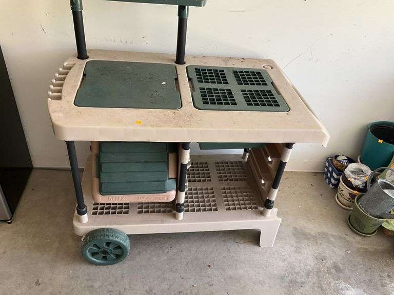 Suncast Plastic Potting Bench